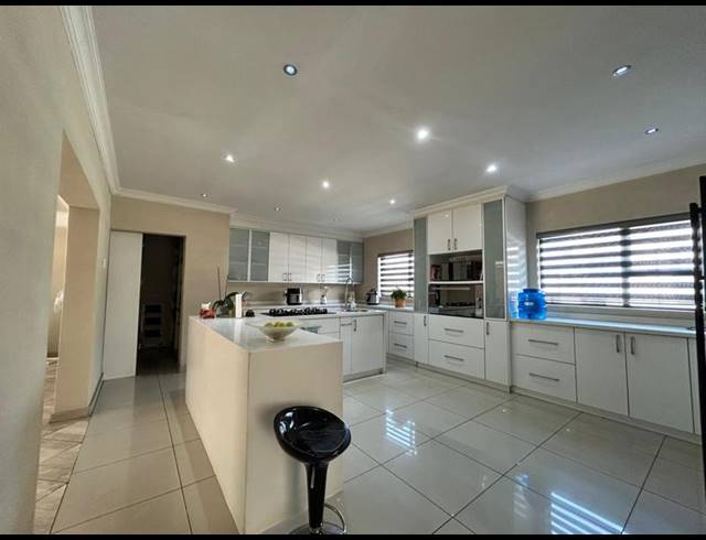 4 BEDROOM HOUSE FOR SALE IN BLUE VALLEY GOLF ESTATE